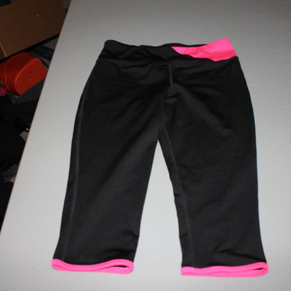 Black Danskins Capris Size Large